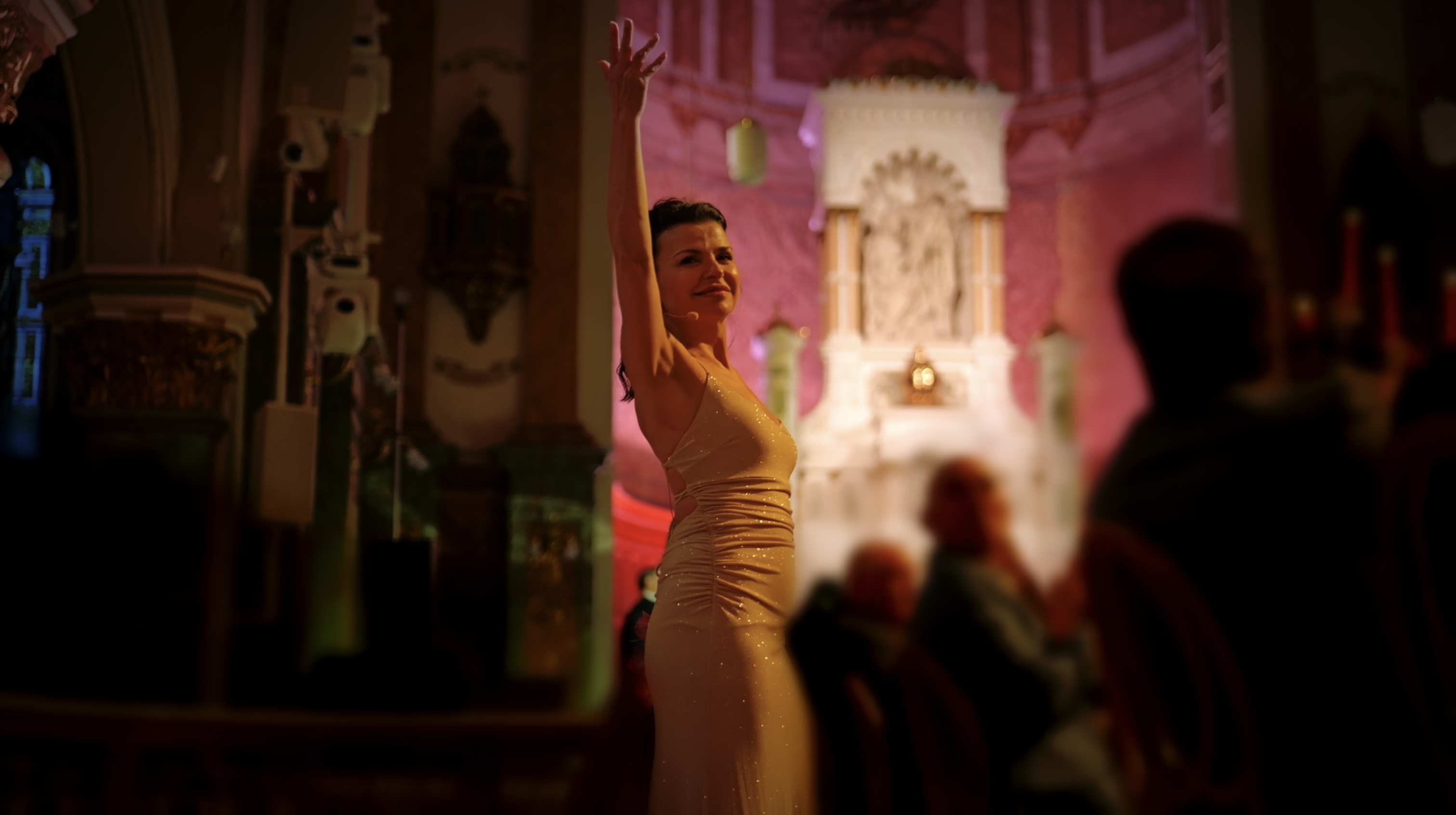 Interprète en scène, lumières roses